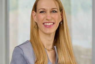 Dr. med. Franziska van Hall ist Ärztliche Direktorin der CuraMed Kliniken